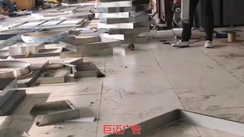 巨邁廣告 以創(chuàng)新制造驅(qū)動(dòng)品牌視覺革命，打造千層鏡、深淵鏡與霓虹燈的藝術(shù)工廠